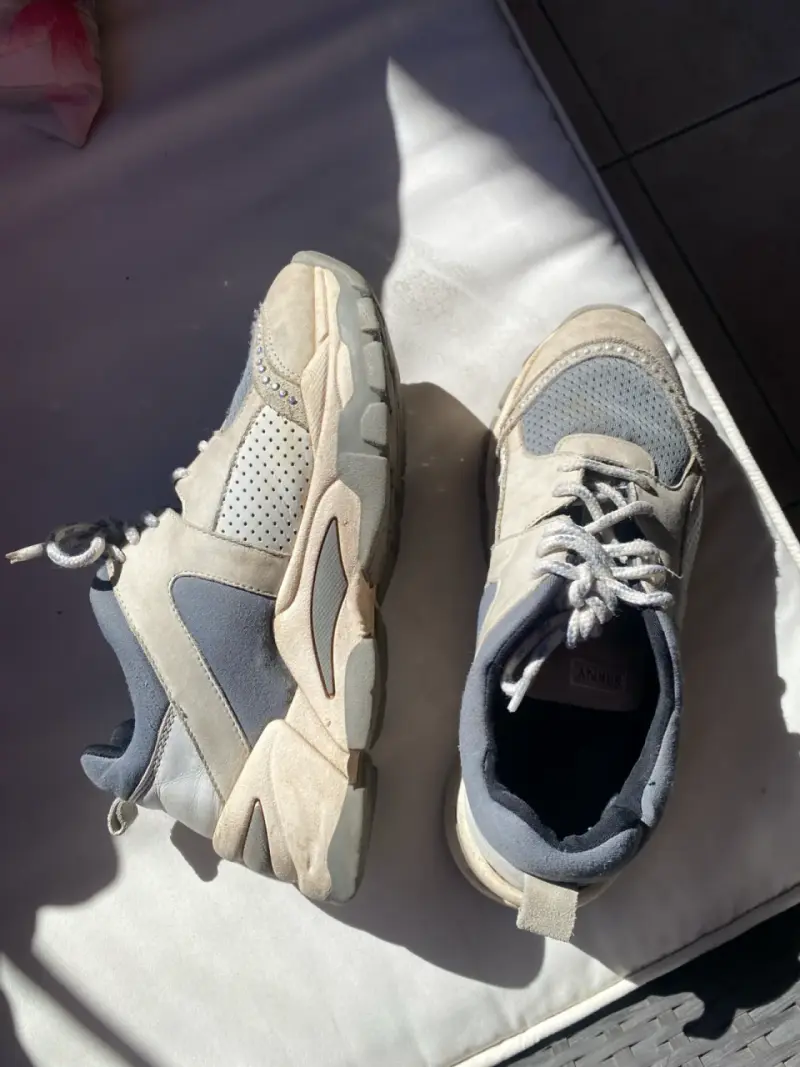 Zapatillas deportivas grises usadas - 2
