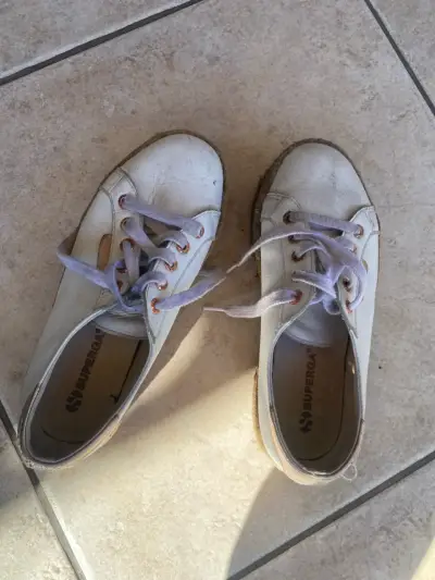 Zapatos deportivos blancos usados - miniatura 1