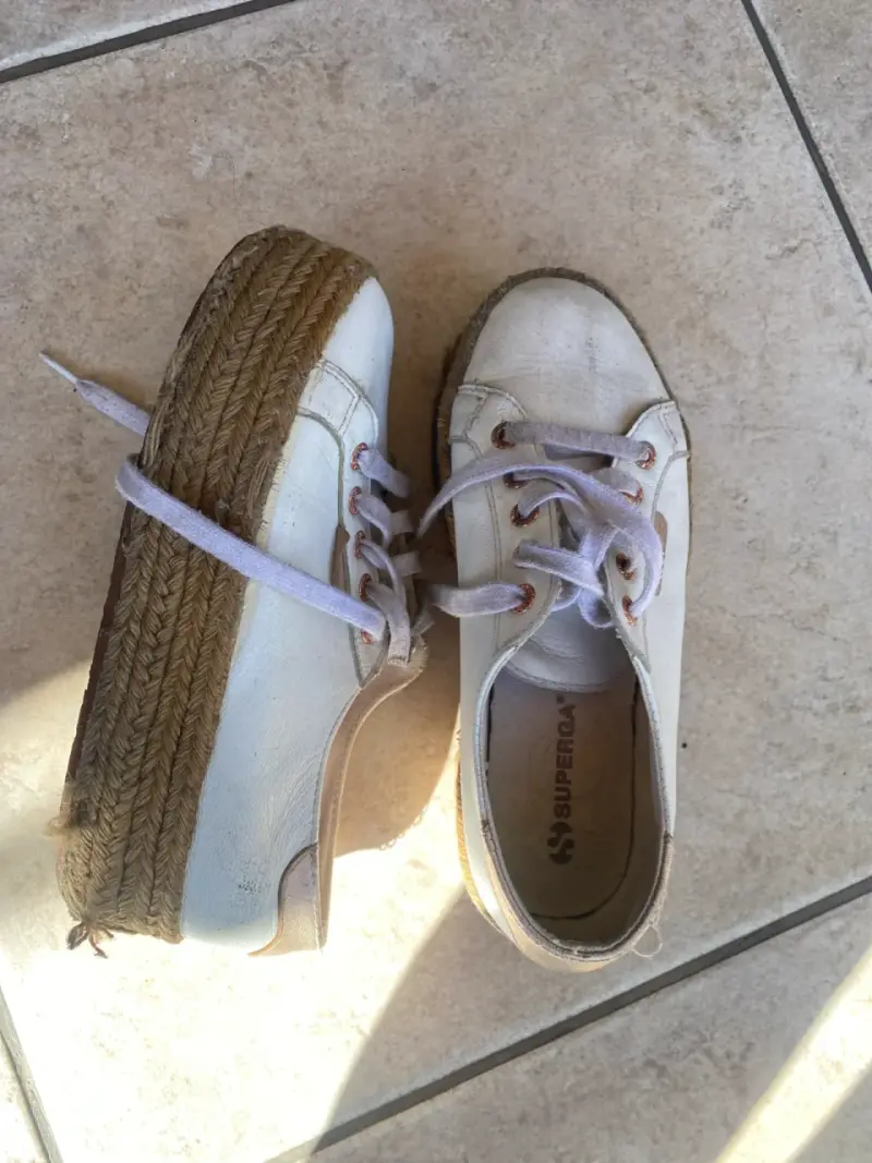 Zapatos deportivos blancos usados - 2