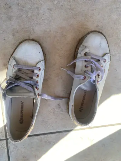 Zapatos deportivos blancos usados - miniatura 4