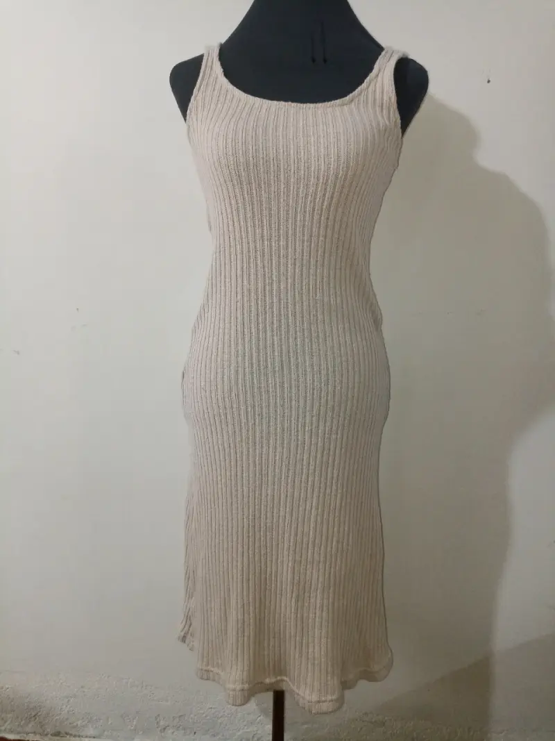Vestido tejido beige sin mangas