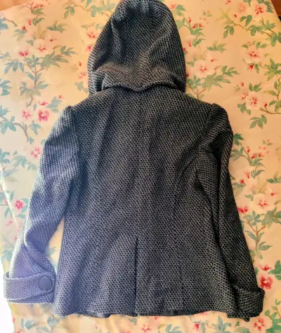 Abrigo gris con capucha - miniatura 3
