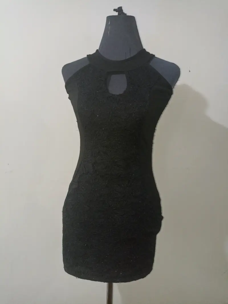 Vestido negro elegante - 1