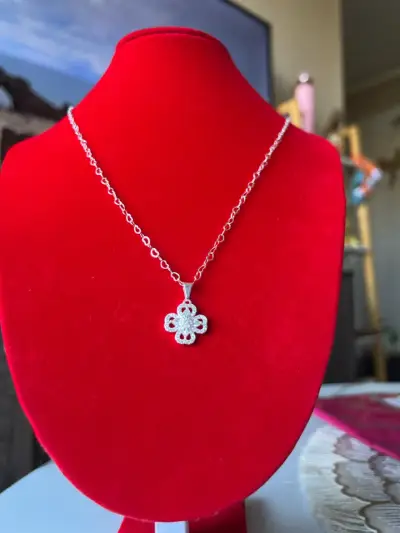 Collar con dije de flor - miniatura 1
