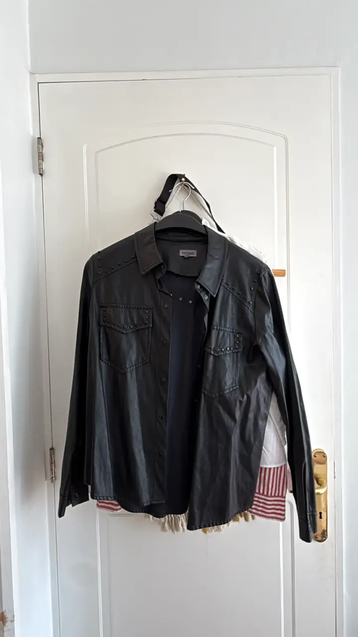 Camisa negra ecocuero con tachuelas