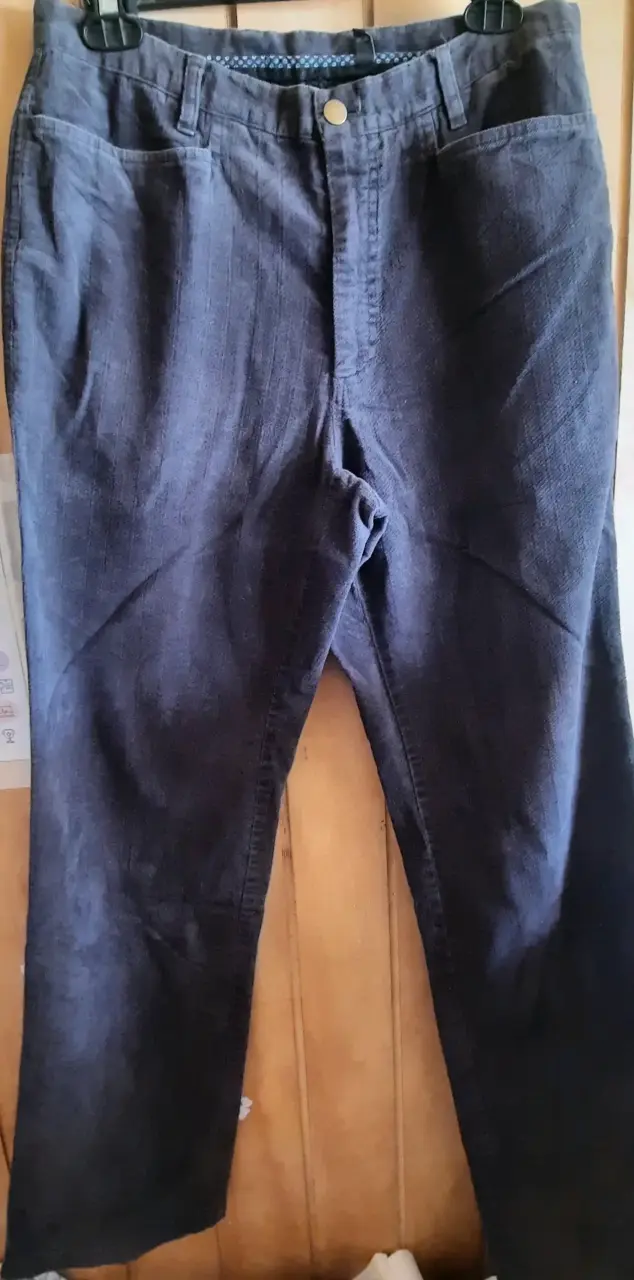 Pantalones oscuros de hombre - 3
