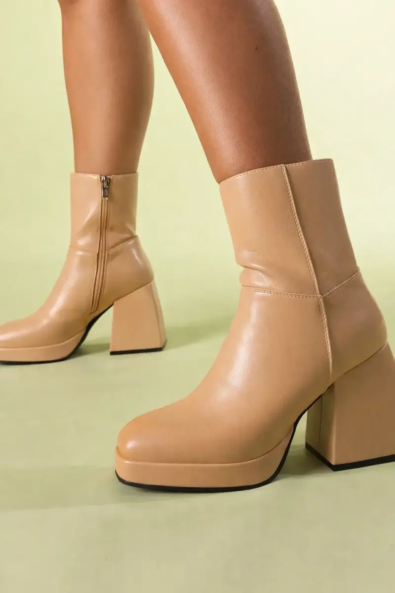 Botas beige de tacón medio - 1