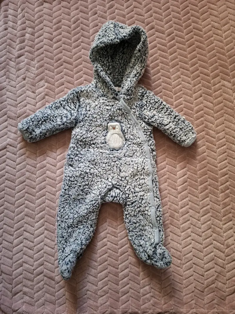 Enterito bebé peludo gris con capucha
