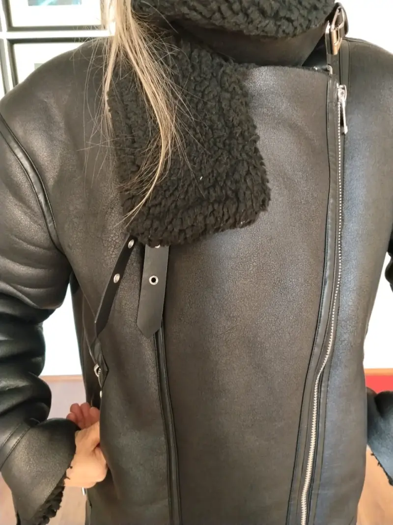 Chaqueta negra con cierre asimétrico - 1
