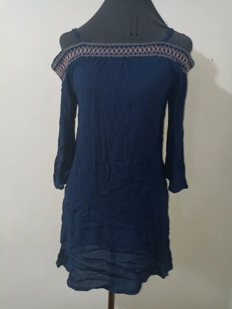 Vestido azul hombros descubiertos