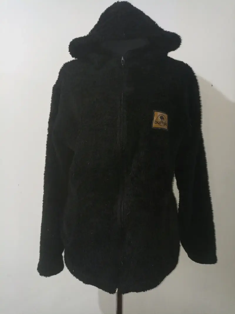 Chaqueta negra con capucha