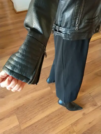 Chaqueta de cuero negra - miniatura 3