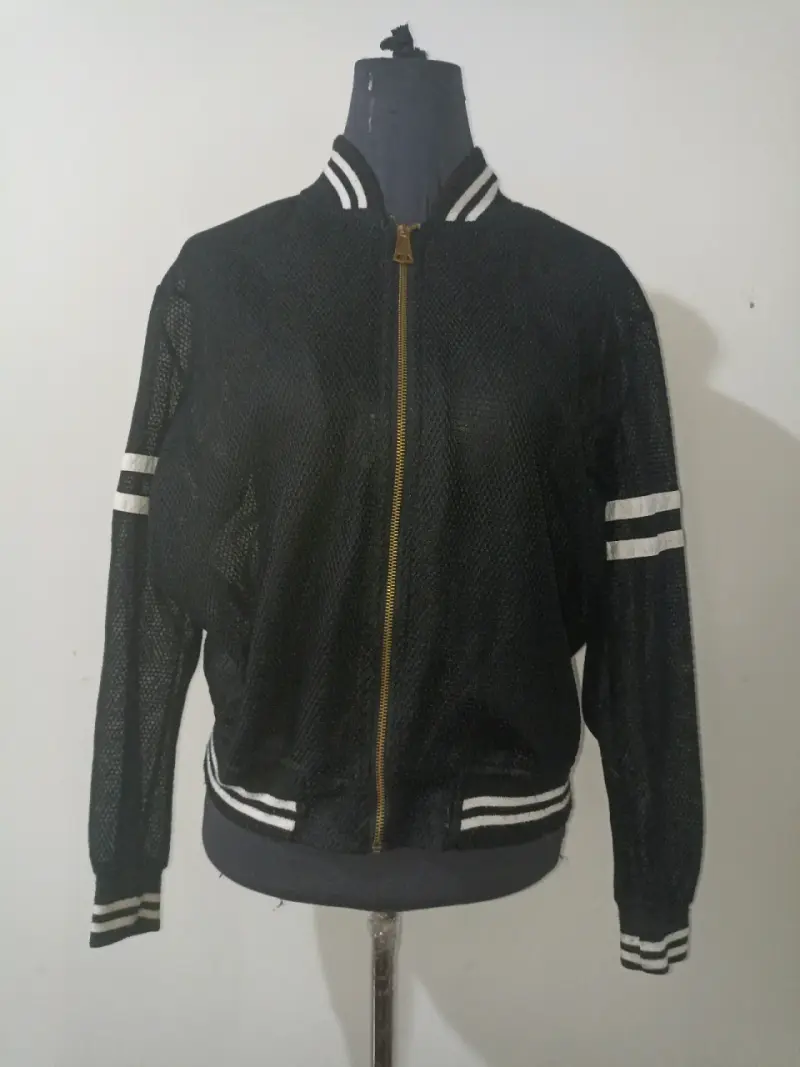 Chaqueta bomber negra deportiva
