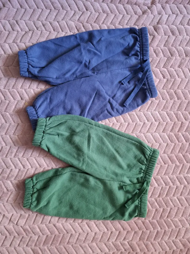 Pantalones de polar verde y azul