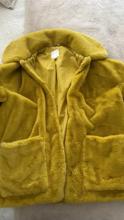 Abrigo de peluche amarillo - miniatura 1
