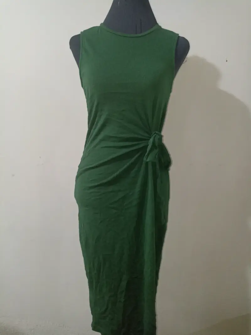 Vestido verde con lazo lateral