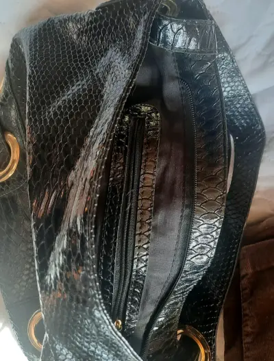 Cartera negra efecto piel de serpiente - miniatura 1