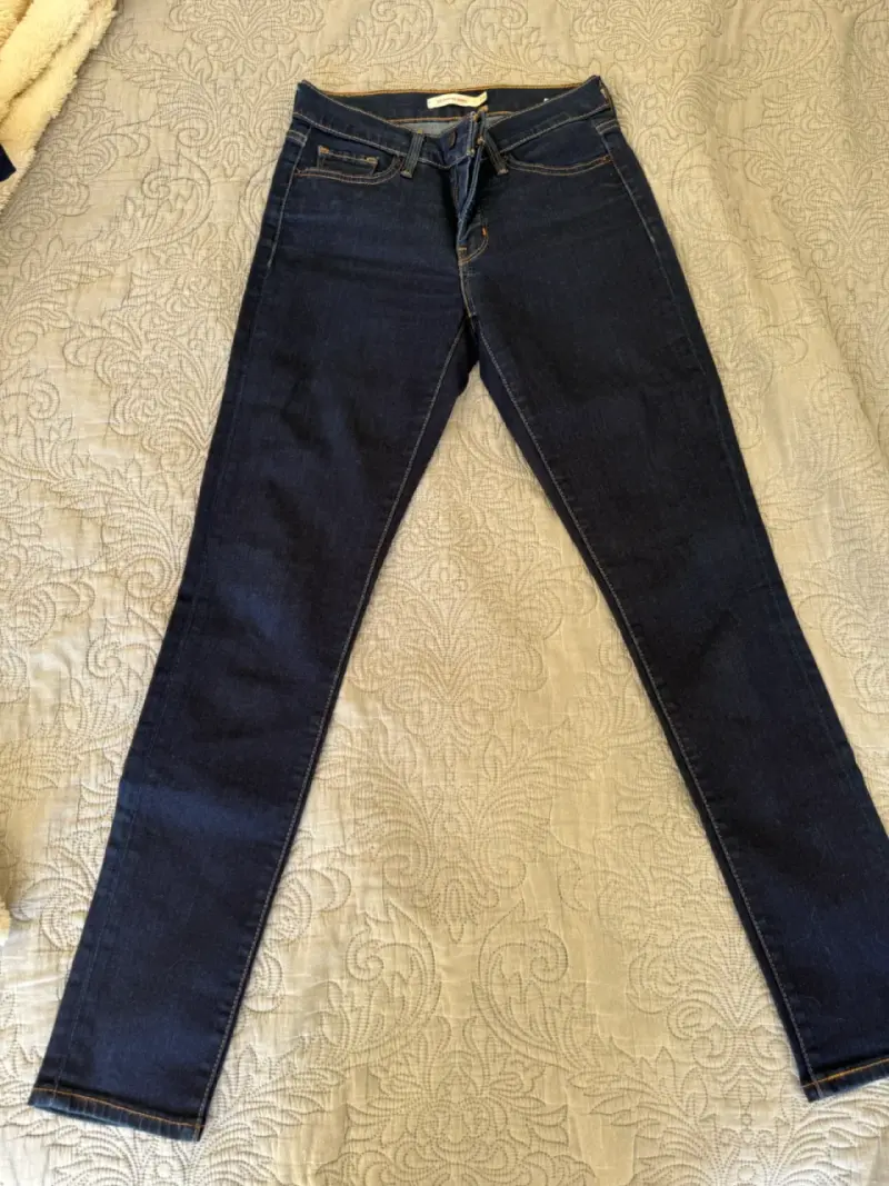 Jeans Levis mujer  oscuros ajustados - 1