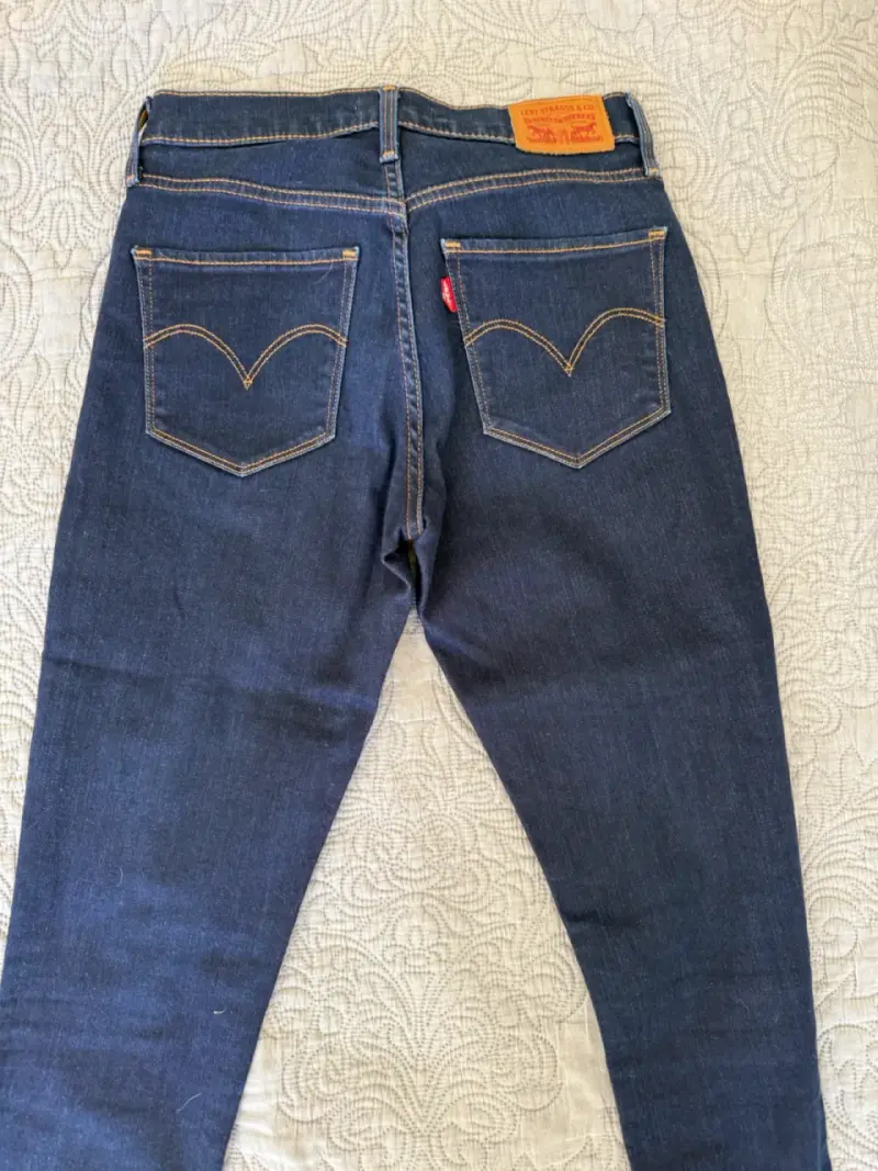 Jeans Levis mujer  oscuros ajustados - 2