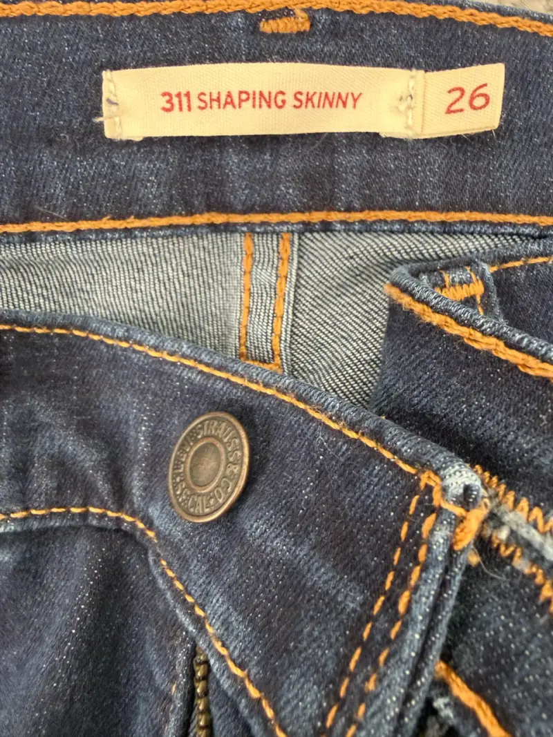 Jeans Levis mujer  oscuros ajustados - 3
