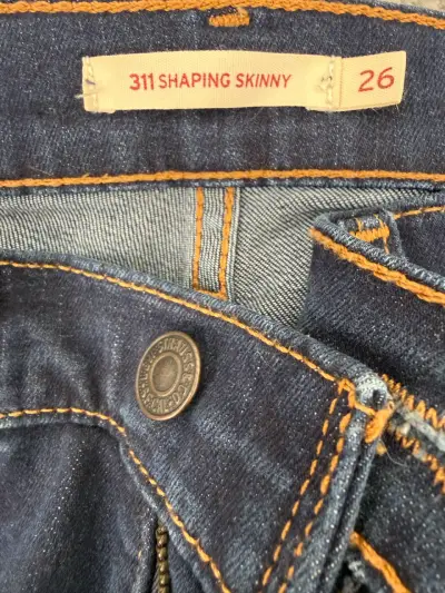 Jeans Levis mujer  oscuros ajustados - miniatura 3