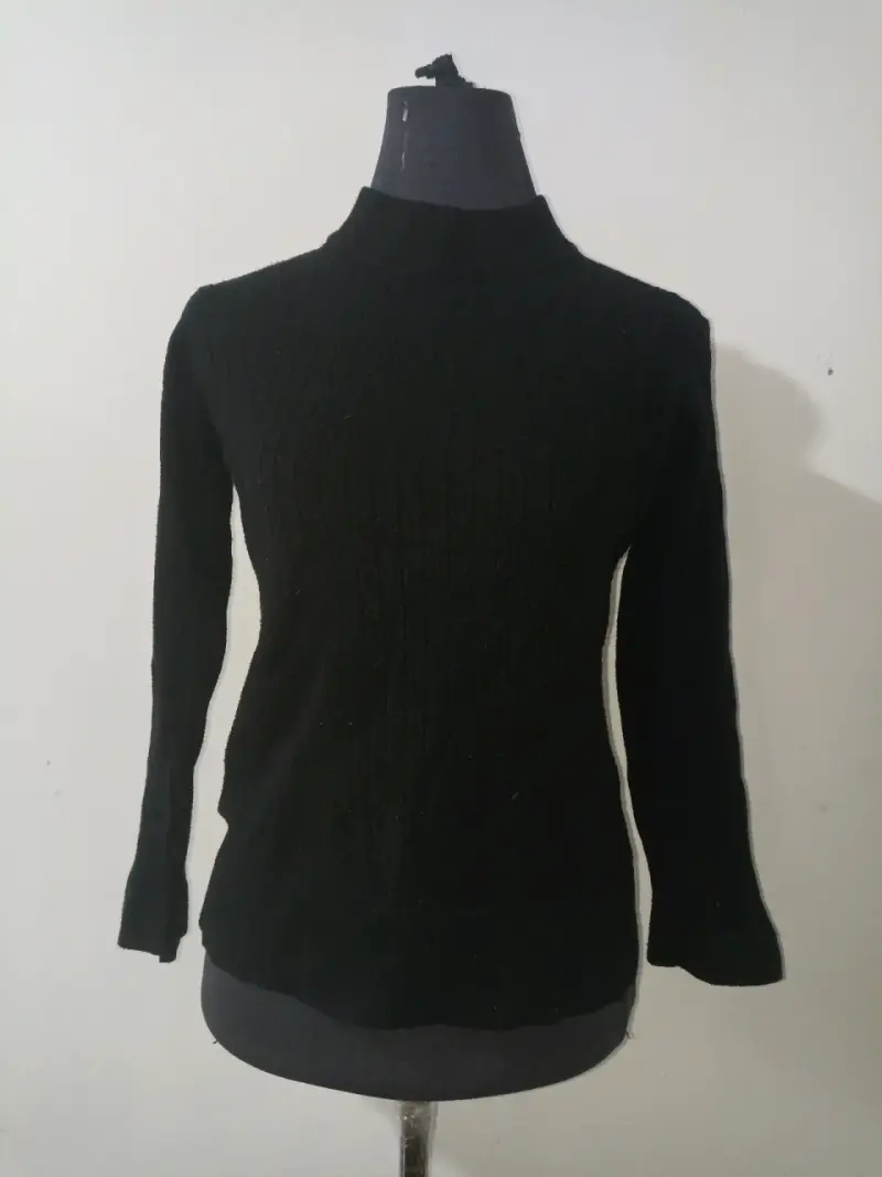 Suéter negro de cuello alto