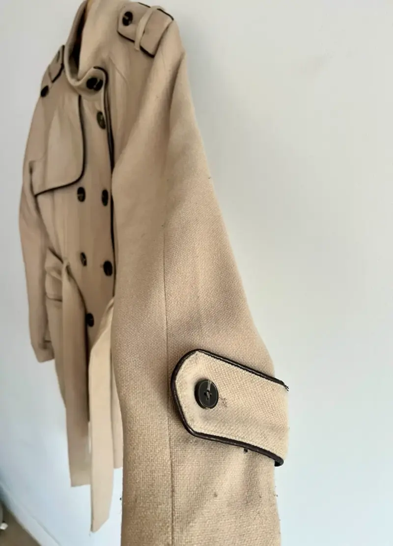 Abrigo beige con cinturón - 3
