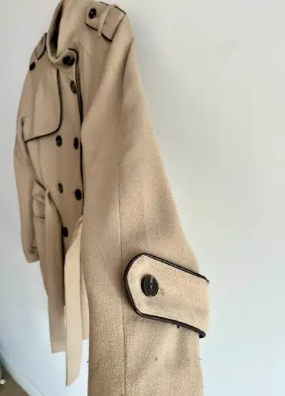 Abrigo beige con cinturón - miniatura 3