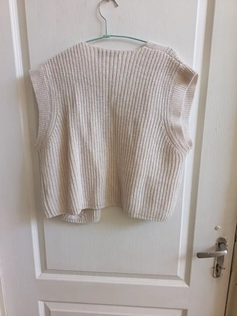 Chaleco beige tejido sin mangas - 3