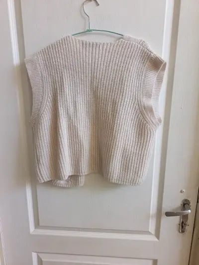 Chaleco beige tejido sin mangas - miniatura 3