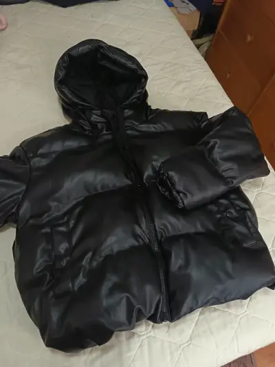Chaqueta puffa ecocuero con capucha - miniatura 1