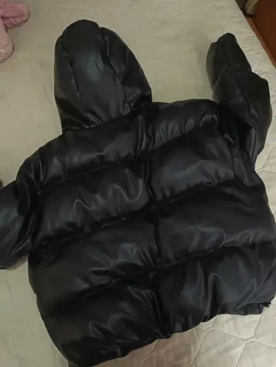 Chaqueta puffa ecocuero con capucha - miniatura 2