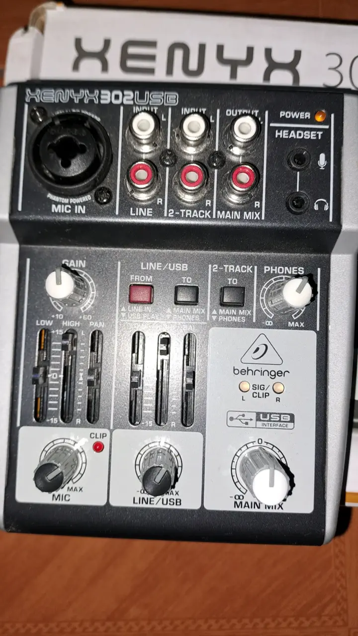 Mezclador de audio Behringer - 2