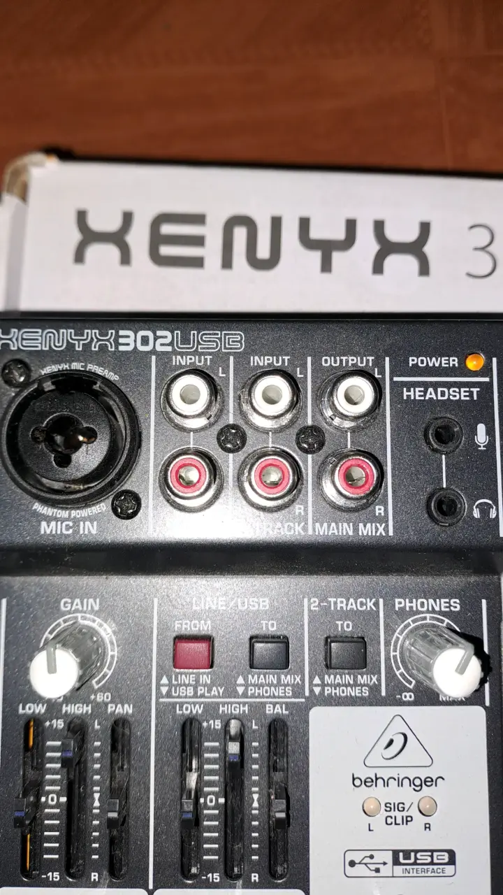 Mezclador de audio Behringer - 3