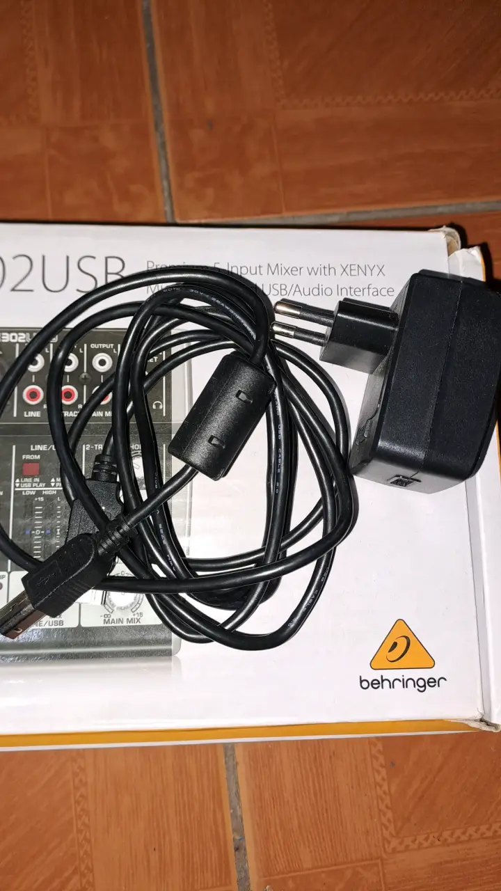 Mezclador de audio Behringer - 4