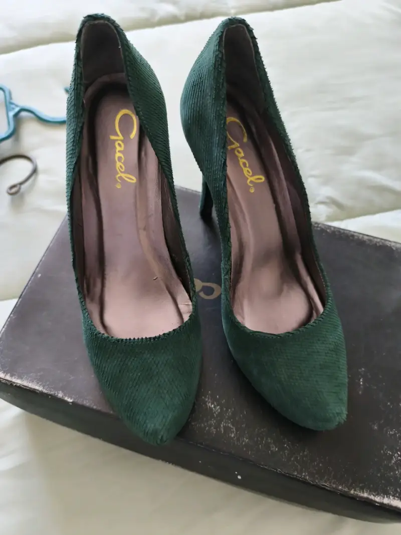 Tacones verdes de gamuza - 1