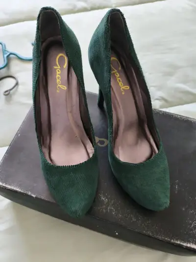Tacones verdes de gamuza - miniatura 1