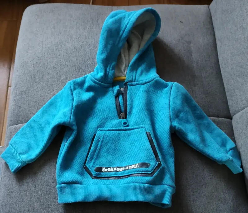 Polerón de niño azul con capucha
