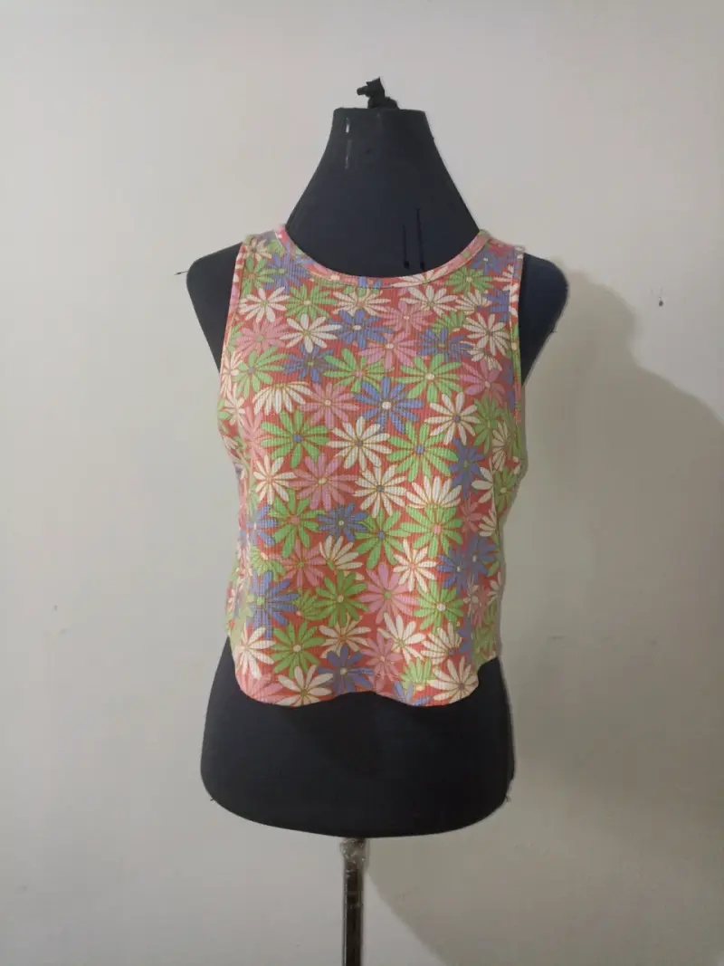 Polera sin mangas estampada floral