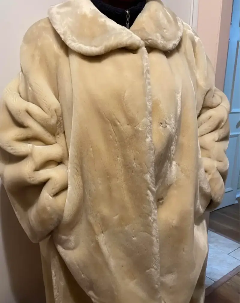 Abrigo de piel beige - 1