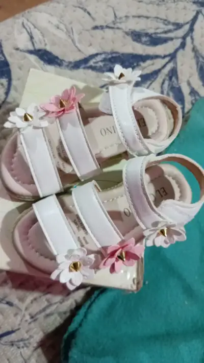 Sandalias blancas con flores para niña - miniatura 1