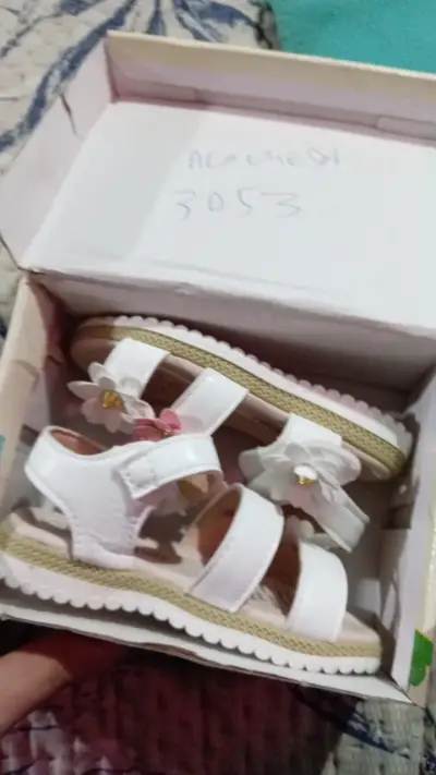 Sandalias blancas con flores para niña - miniatura 2