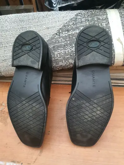 Zapatos de cuero negro numero 41 - miniatura 2