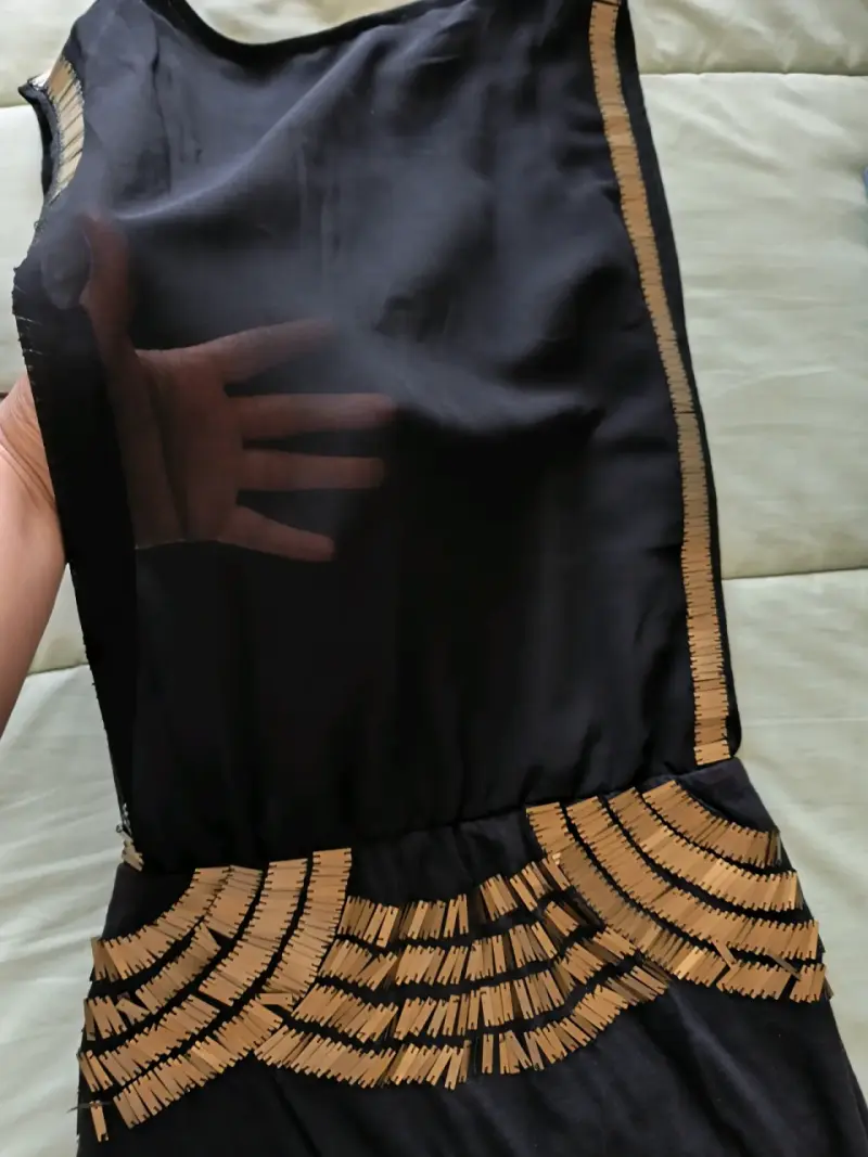 Vestido negro con detalles dorados - 1