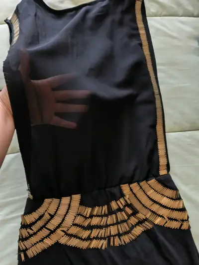 Vestido negro con detalles dorados - miniatura 1