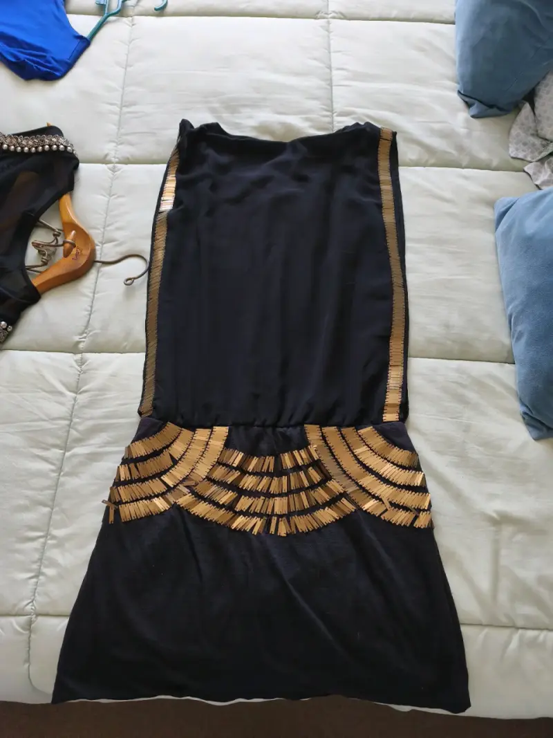 Vestido negro con detalles dorados - 2