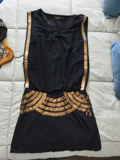 Vestido negro con detalles dorados - miniatura 3