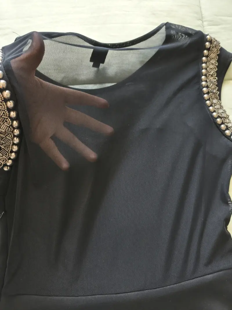 Vestido negro con detalles dorados - 4