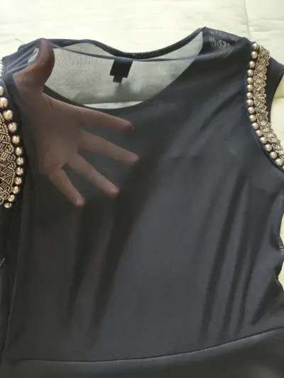 Vestido negro con detalles dorados - miniatura 4