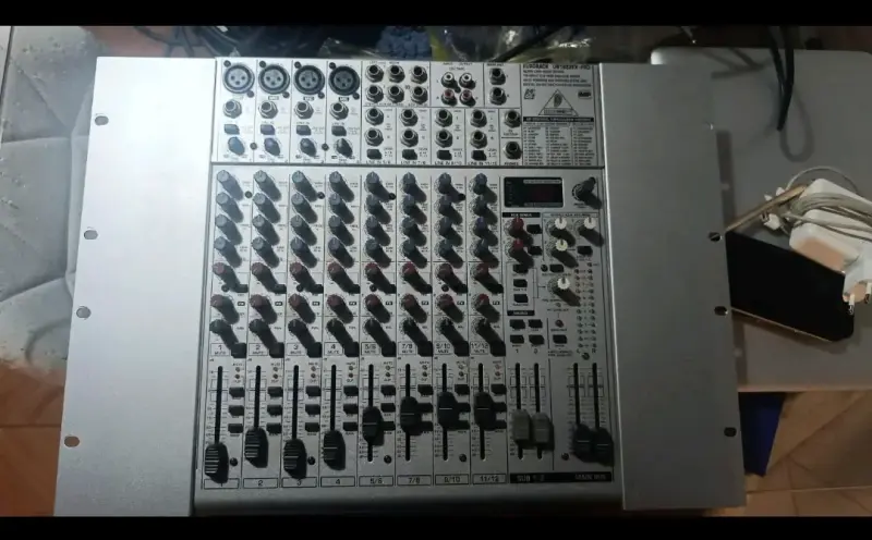 Mezclador de audio Behringer